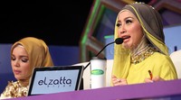 Desy Ratnasari memberikan penilaian kepada para finalis.