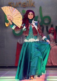 Salah satu finalis memamerkan bakat terbaiknya di hadapan juri.