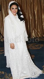 Krisdayanti Berbagi dengan Anak Yatim