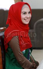 Cantiknya Irish Bella Berhijab Merah, Dijamin Rezky Aditya Makin Cinta