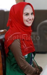 Ia tampak sangat cantik dengan hijab merahnya.