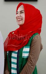 Cantiknya Irish Bella Berhijab Merah, Dijamin Rezky Aditya Makin Cinta