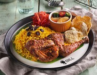 Makanan yang dapat pengaruh dari India dan Arab ini menggunakan beras basmati untuk menghasilkan tekstur yang khas. Dipadukan dengan rempah-rempah seperti kayu manis, kapulaga dan cengkeh membuat rasanya semakin kaya rempah.