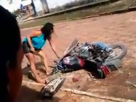 Wanita Ini Hancurkan Motor Pacarnya Karena Diselingkuhi