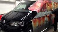 Cara unik dalam modifikasi ini dilakukan oleh konsumen sebuah rumah desain kendaraan yang berbasis di Glasgow, Inggris bernama Clyde Wraps. Pemilik VW T5 Sportline ini ingin mobilnya tampak berbeda. Ist/Clydewraps.