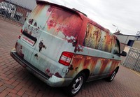 VW T5 Transporter Sportline tampak seperti mobil berkarat. Ist/Clydewraps.