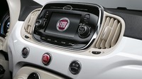 Pada bagian interior juga terdapat perangkat hiburan layar sentuh berukuran lima inci. Bahkan pada tipe tertentu enam buah speaker, koneksi AUX/USB, Bluetooth, DAB, serta perangkat navigasi Tom-Tom yang terkoneksi dengan smartphone juga diberikan. Ist/Fiat.