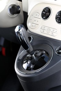 Fiat juga telah memperbarui transmisi semi-otomatis robotised yang berkarakter dualogic. Penggunaan teknologi itu tak hanya memberikan kenyamanan bagi pengguna mobil untuk berganti sistem transmisi tetapi juga mampu meningkatkan efisiensi bahan bakar. Ist/Fiat.