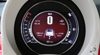 Beraneka informasi bisa ditemui di speedometer Fiat. Meski harga hingga kini masih belum disebutkan, namun diperkirakan mulai dari 10.890 poundsterling atau sekitar Rp 227 juta. Setelah di Eropa, mobil ini akan dijajakan ke berbagai negara di luar wilayah Eropa. Ist/Fiat.