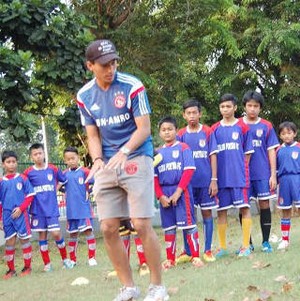 Ezra Walian Berbagi Ilmu Sepakbola ala Ajax pada Anak-Anak Tak Mampu di Jakarta