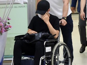 Cedera, D.O EXO Pulang ke Korea dengan Kursi Roda