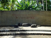 Gua Jepang Lima Kamar terletak di Desa Parai, tepat di pesisir laut. Konon gua ini terhubung langsung dengan Gua Binsari. Gua Jepang Lima Kamar kini punya monumen yang dibangun atas kerjasama pemerintah Indonesia dan Jepang (Sastri/detikTravel)