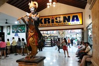 Krisna menjadi salah satu pilihan tempat wisata belanja di Bali. Toko yang menjual aneka oleh-oleh ini mempunyai 5 cabang di Bali, salah satunya ada di Sunset Road 88, Kuta (Kurnia/detikTravel)