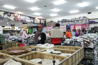 Beragam oleh-oleh bisa ditemukan di Krisna. Dari makanan, alat kecantikan, aksesoris, kaos, lukisan, tas, bed cover, hingga alat musik tradisional, semua ada (Kurnia/detikTravel)
