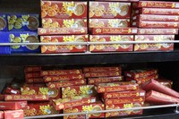 Pie susu khas Bali aneka rasa bisa dibeli di Krisna. Makanan ringan lainnya seperti keripik buah, kacang, dodol dan lain sebagainya juga tersedia dan dijual dengan harga terjangkau (Kurnia/detikTravel)