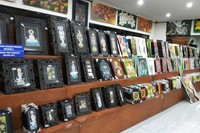 Bagi traveler yang suka mengoleksi lukisan, bisa mengunjungi pojok lukisan di Krisna. Beragam lukisan dengan bingkai kaca sudah tersusun rapi di sini, sehingga mempermudah pembeli untuk memilih gambar (Kurnia/detikTravel)