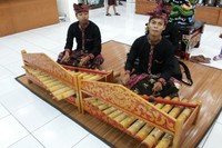 Di sela-sela belanja, traveler juga bisa menyaksikan pertunjukan musik tradisional lho. Pertunjukan musik ini posisinya tak jauh dari tempat lukisan dipajang (Kurnia/detikTravel)