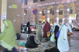 Syahrini dan Oleh-oleh dari Madinah