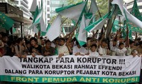 Para demonstran nampak membawa spanduk bertuliskan tuntutan mereka.