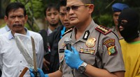 Kapolres Metro Jakarta Utara, Kombes Pol Susetio Cahyadi, menunjukkan barang bukti senjata tajam yang digunakan oleh pelaku di halaman Polsek Metro Penjaringan.