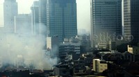 Asap kebakaran terlihat dari gedung-gedung perkantoran yang ada di sekitar kawasan itu.