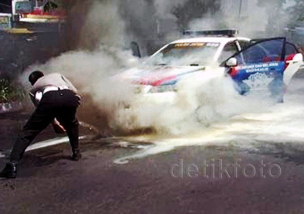 Mobil Patwal Terbakar