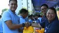 Wakil Dirut Bank Mandiri Sulaiman A. Arianto (kanan) menyerahkan paket sembako murah kepada anggota TNI AU dalam pasar murah di lingkungan Mabes TNI AU, Selasa (7/7).