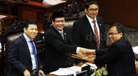 Menkeu Bambang Brodjonegoro menyerahkan pengambilan keputusan tentang pencabutan Peraturan Pemerintah Pengganti Undang-undang No 4 tahun 2008 tentang Jaring Pengaman Sistem Keuangan (JPSK) kepada pimpinan DPR. Pool/Lamhot Aritonang/detikFoto.
