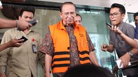 Usai diperiksa, SDA langsung memasuki mobil tahanan yang menunggunya.