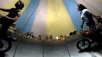 Pertunjukan tong setannya selalu penuh penonton.