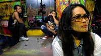 Yanti sudah beratraksi sejak usia 30 tahun. Awalnya, ia hanya coba-coba. Setelah bisa, ternyata keterusan.