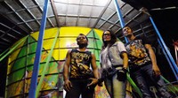 Yanti foto bersama dengan pemain tong setan lainnya.