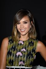 Gaya Jessica Alba di Paris Fashion Week, Yay or Nay?