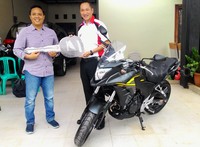 CEO WMS, Robbyanto Budiman (kanan) menyerahkan moge Honda ke Indra (kiri).