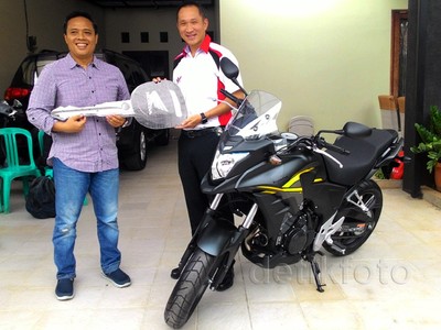 Honda Serahkan Moge Pertama untuk Konsumen