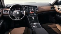 Mobil tersebut diperkuat dengan mesin bensin TCe 150 dan mesin turbo TCe 200 yang dikawinkan dengan transmisi 7 -speed. Ada juga pilihan mesin diesel dCi 110 dan dC130 dengan menggunakan pilihan transmisi 6 atau 7 kecepatan. Ist/Renault.
