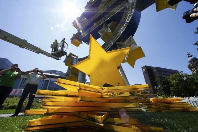 Patung Euro Ikon Frankfurt Setinggi 14 Meter Dibongkar