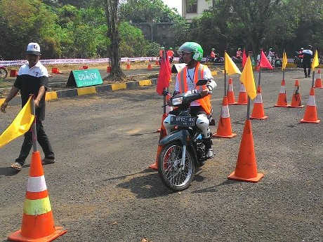 Pengendara GO-JEK Belajar Safety Riding
