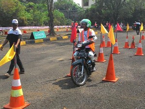 Pengendara GO-JEK Belajar Safety Riding