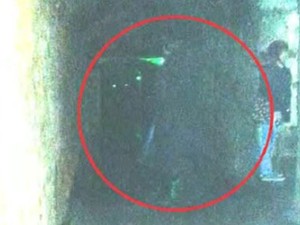 Hiii! Hantu Berjubah Terpotret Bareng Turis di Skotlandia