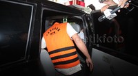 Ia langsung masuk mobil tahanan yang akan membawanya ke Rutan Guntur.