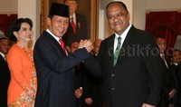 Sutiyoso (kiri) dan Marciano Norman (kanan) melakukan salam komando.