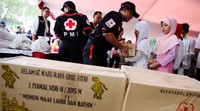 PMI dan Yayasan Artha Graha Peduli menyediakan 1.100 paket sembako murah.