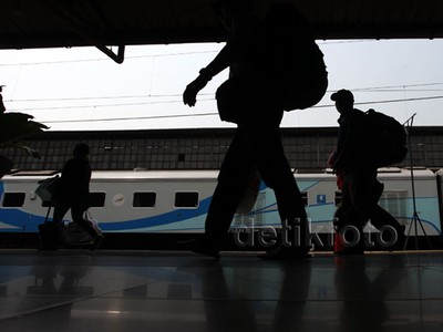 H-9 Lebaran, Pemudik Padati Stasiun Senen