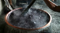 Untuk membuat dodol dibutuhkan waktu berjam-jam dan menguras tenaga yang besar.