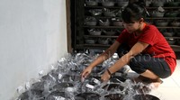 Pekerja menata dodol yang akan dijual.