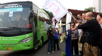 Condro Kirono bersama Jaya Suprana melepas rombongan pemudik. Lamhot Aritonang/detikFoto.