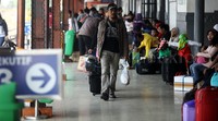 Para pemudik memadati Stasiun Senen.