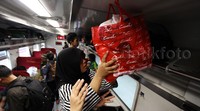 Pemudik menata barang bawaan.