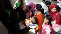 Para pemudik memasuki kereta api.